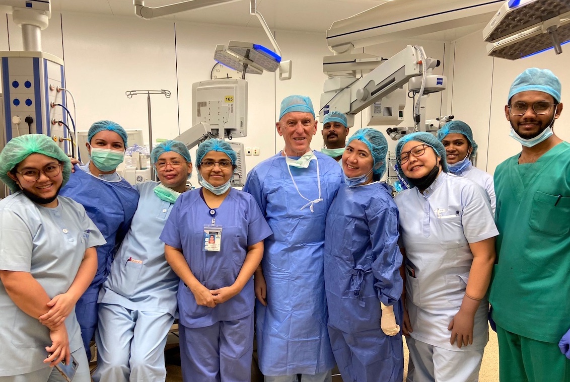 Jorge Alió con el Equipo Médico Ahmadi Hospital de KOC