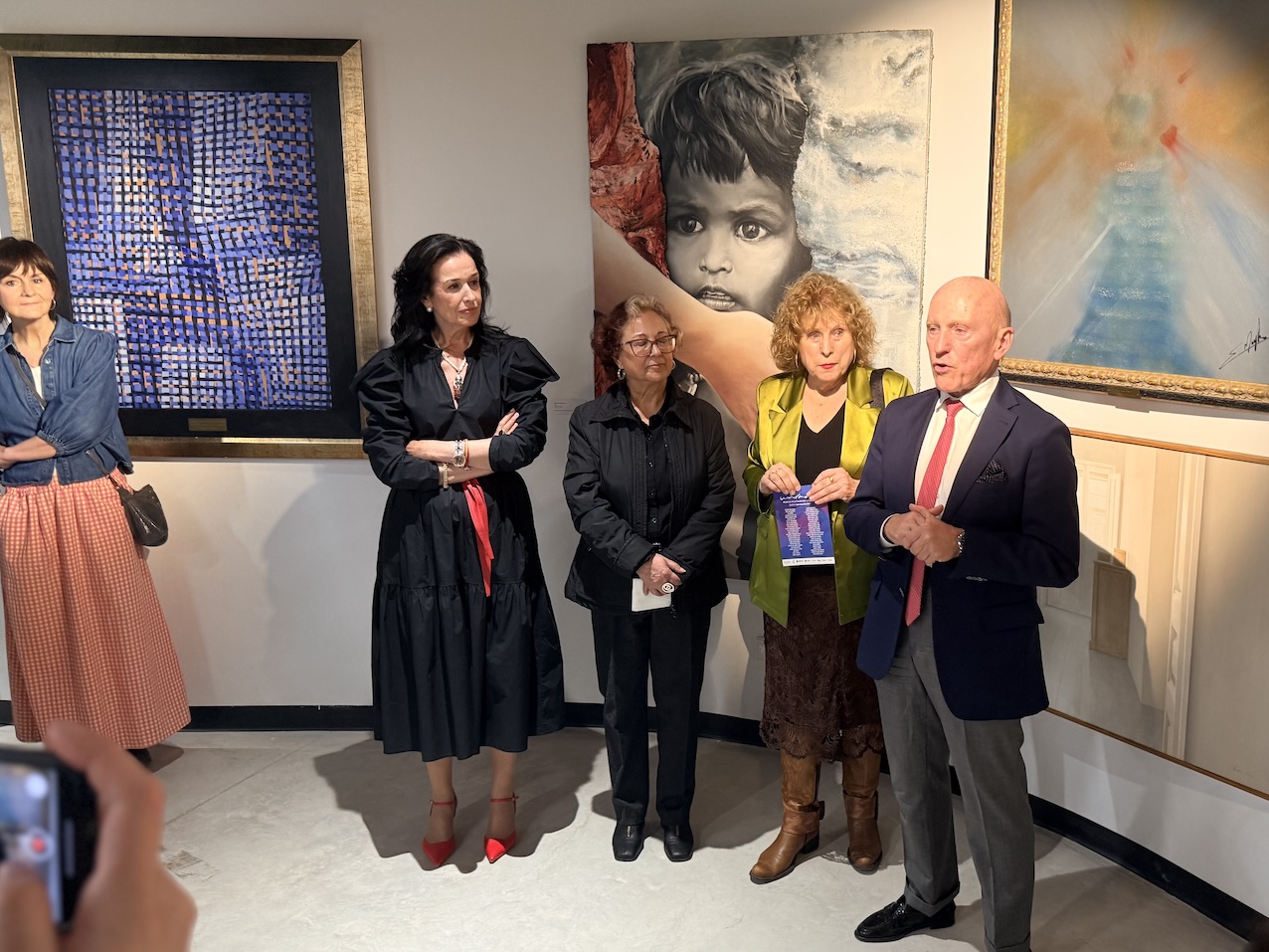 Arte y salud visual protagonizan una muestra con casi tres décadas de talento femenino