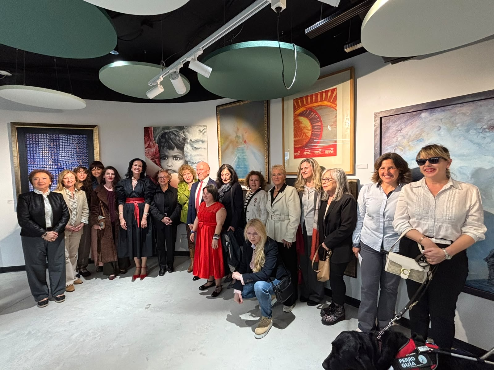 Foto de familia de la exposición ‘Mujeres en la Fundación Jorge Alió’