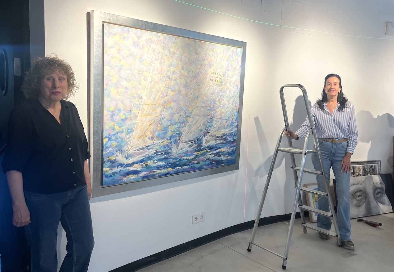 Montaje de la exposición 'Mujeres en la Fundación Jorge Alió'