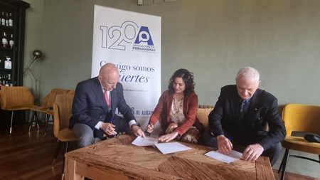 Los tres presidentes durante la firma del convenio (Redacción).
